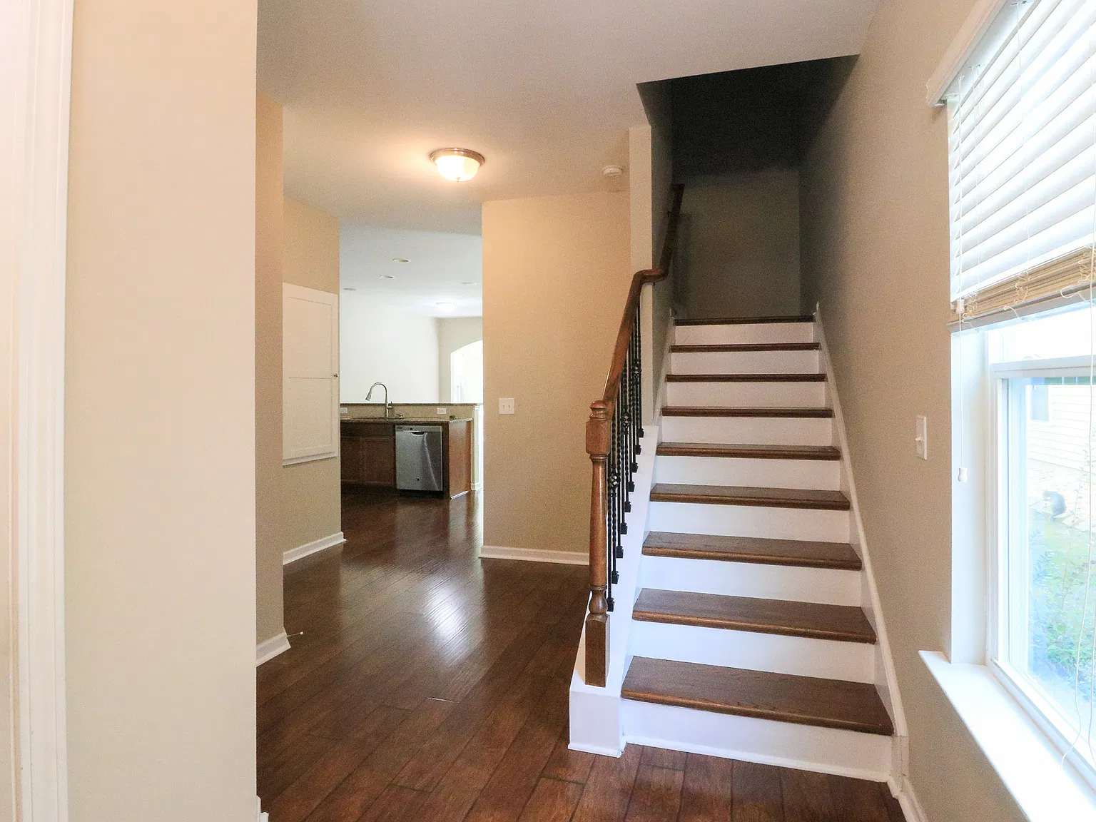 3 bed, 2.5 bath, 2000 sqft, $2,100 — Photo 4
