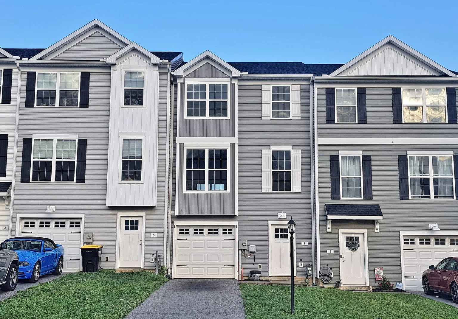 3 Bed / 2-1/2 Bath Single Family Townhome w/1-Car Garage — Photo 1