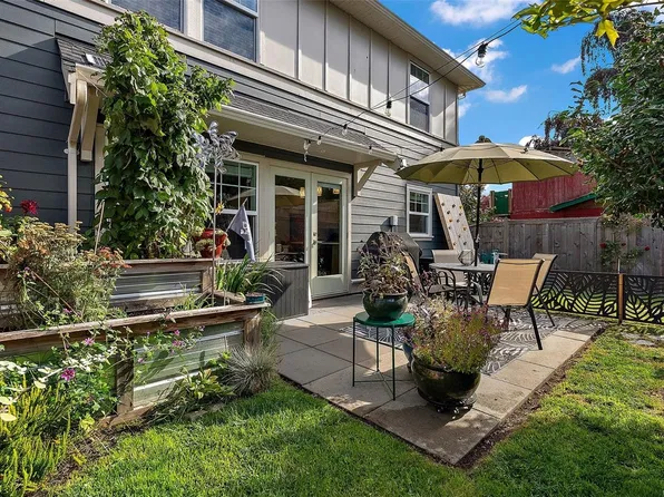 1113 Lyall St, Esquimalt, BC V9A 5G3