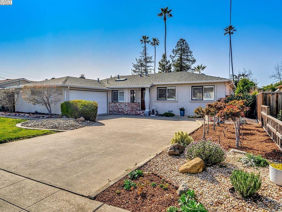 1st image of 41555 Chadbourne Dr