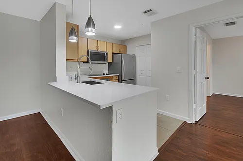 940 Village Trl Photo 1