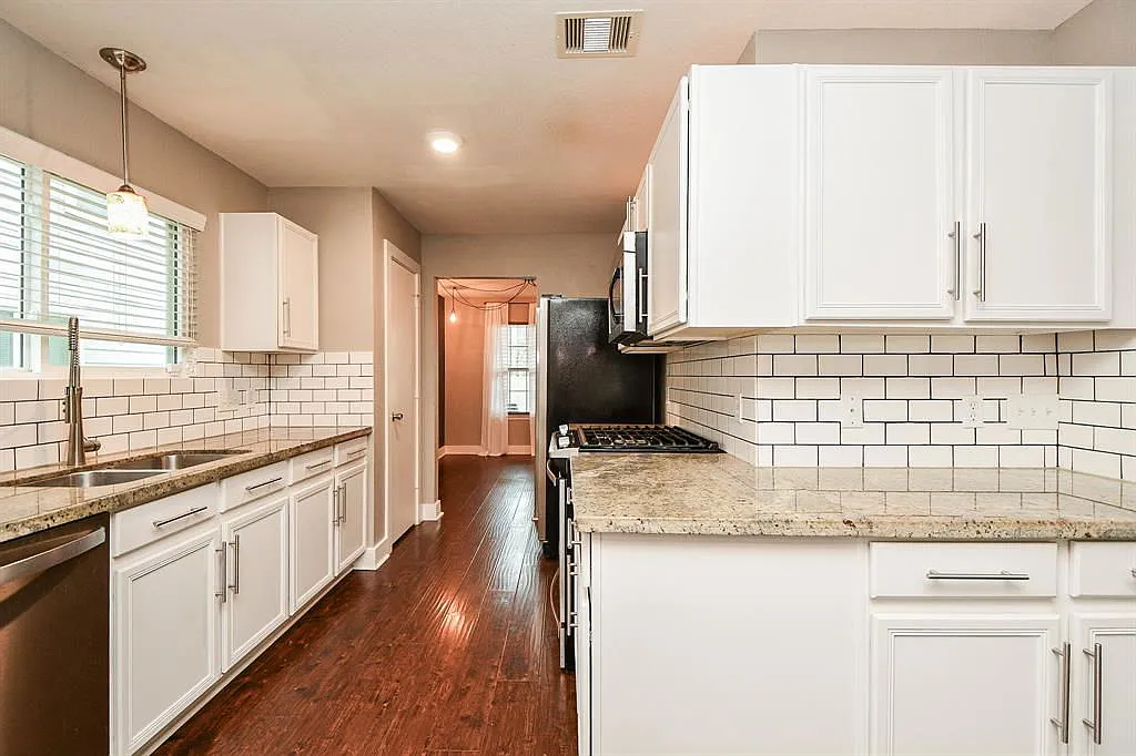 3 bed, 2.5 bath, 3687 sqft, $2,350 — Photo 2
