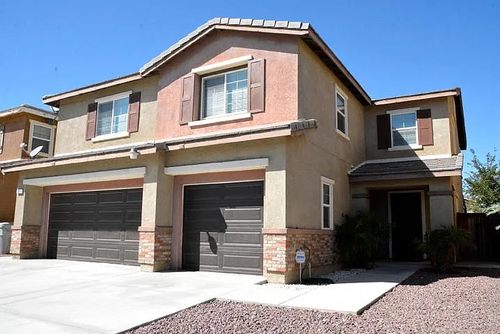 4 bed, 2.5 bath, 2876 sqft, $2,800 — Photo 2