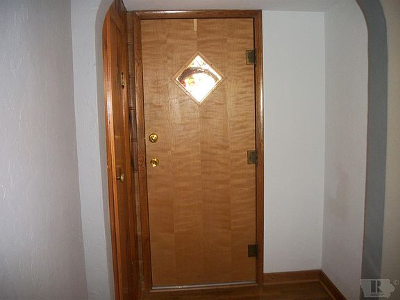 5th image of 836 Lillian St