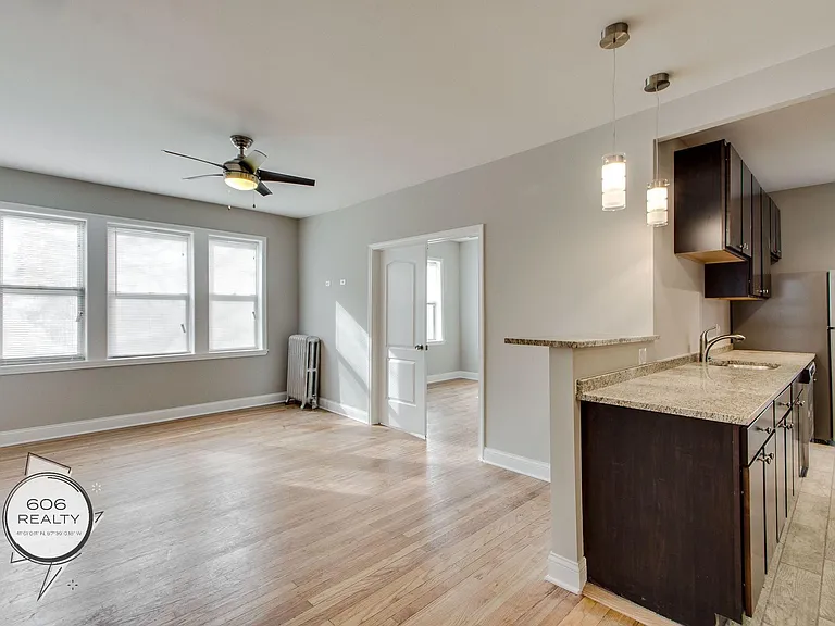 Beautiful Rehabbed Hyde Park Apartments! — Photo 5