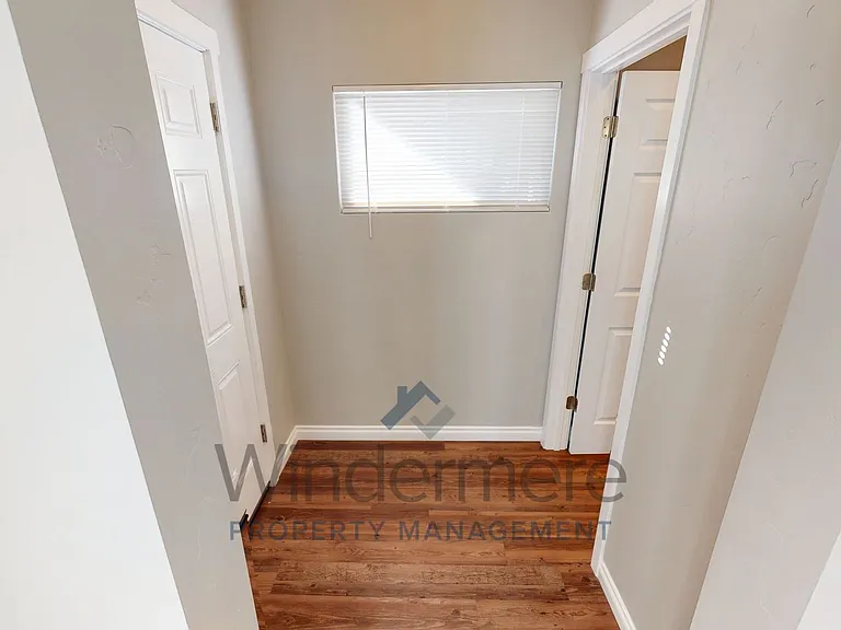 430 E Oak St — Photo 14