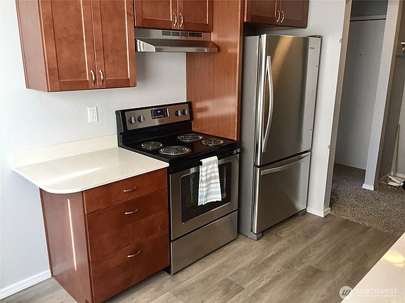 5th image of 328 Burnett Avenue N