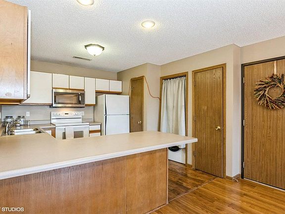5th image of 560 Augusta Cir APT 9