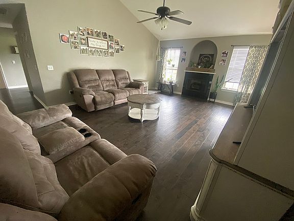 2nd image of 902 White Oak St