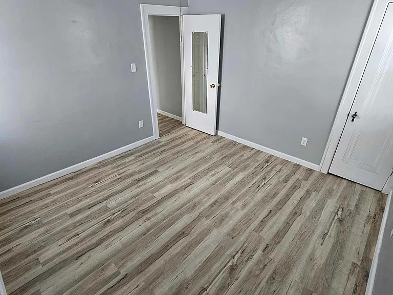 2401 Burnside Ave — Photo 10