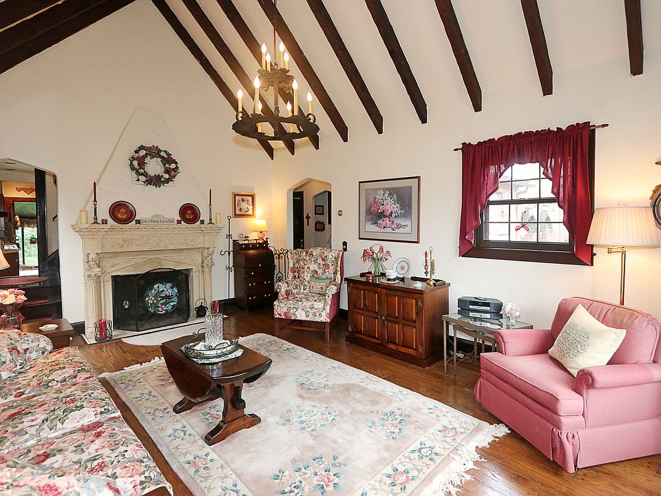 Original Mantle w/gas firepl