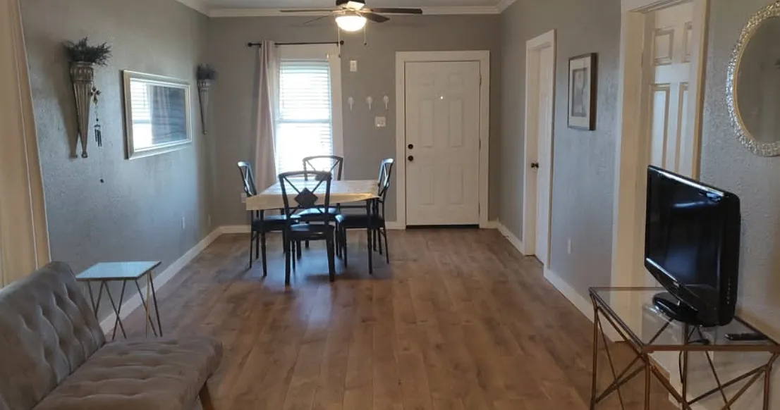 1200 W Summit Ave — Photo 1