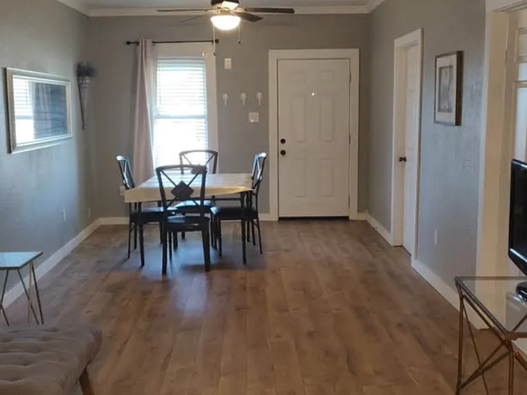 1200 W Summit Ave — Photo 1