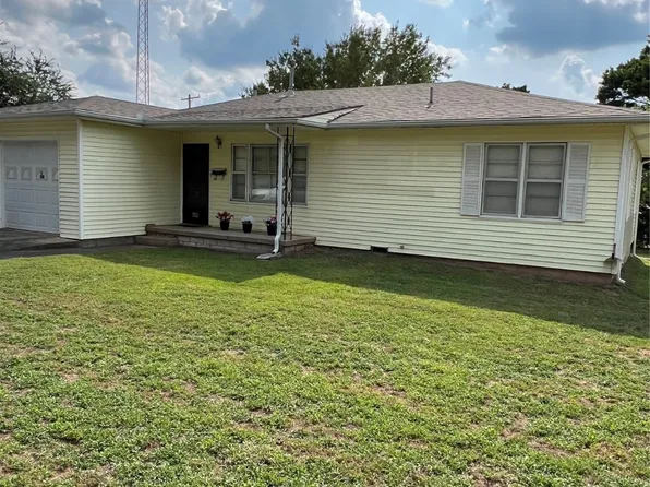 202 S Poplar St, Bristow, OK 74010