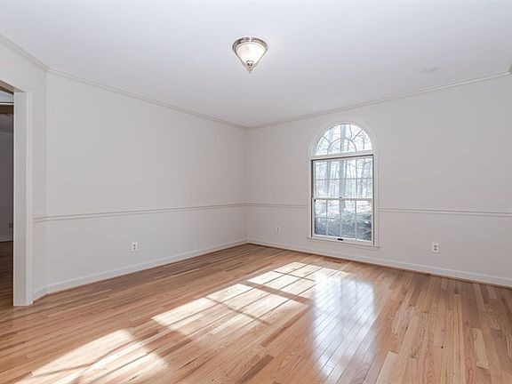 5th image of 131 Tall Oak Dr