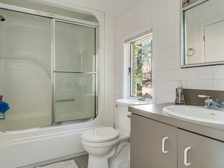 Main floor full bath with tub/shower combination.