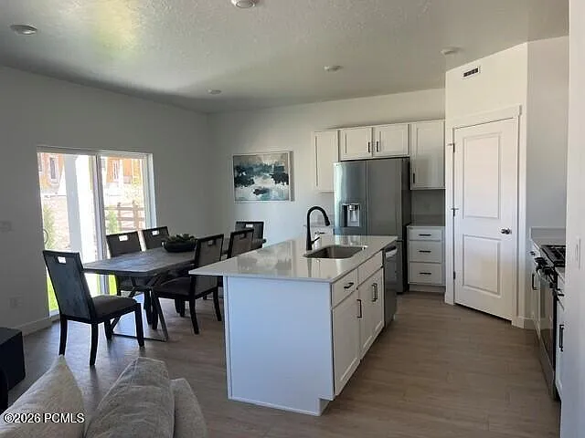 4 bed, 2.5 bath, 2943 sqft, $5,000 — Photo 4