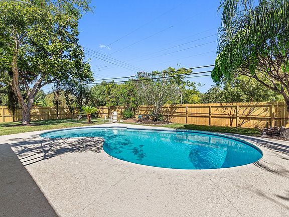 4th image of 8750 Sonneville Dr