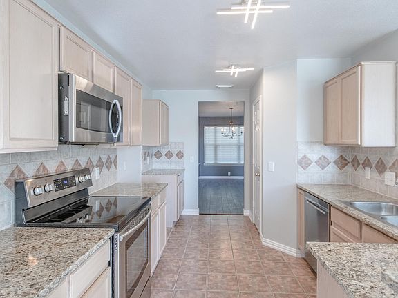 4th image of 3941 Brook Hollow Dr