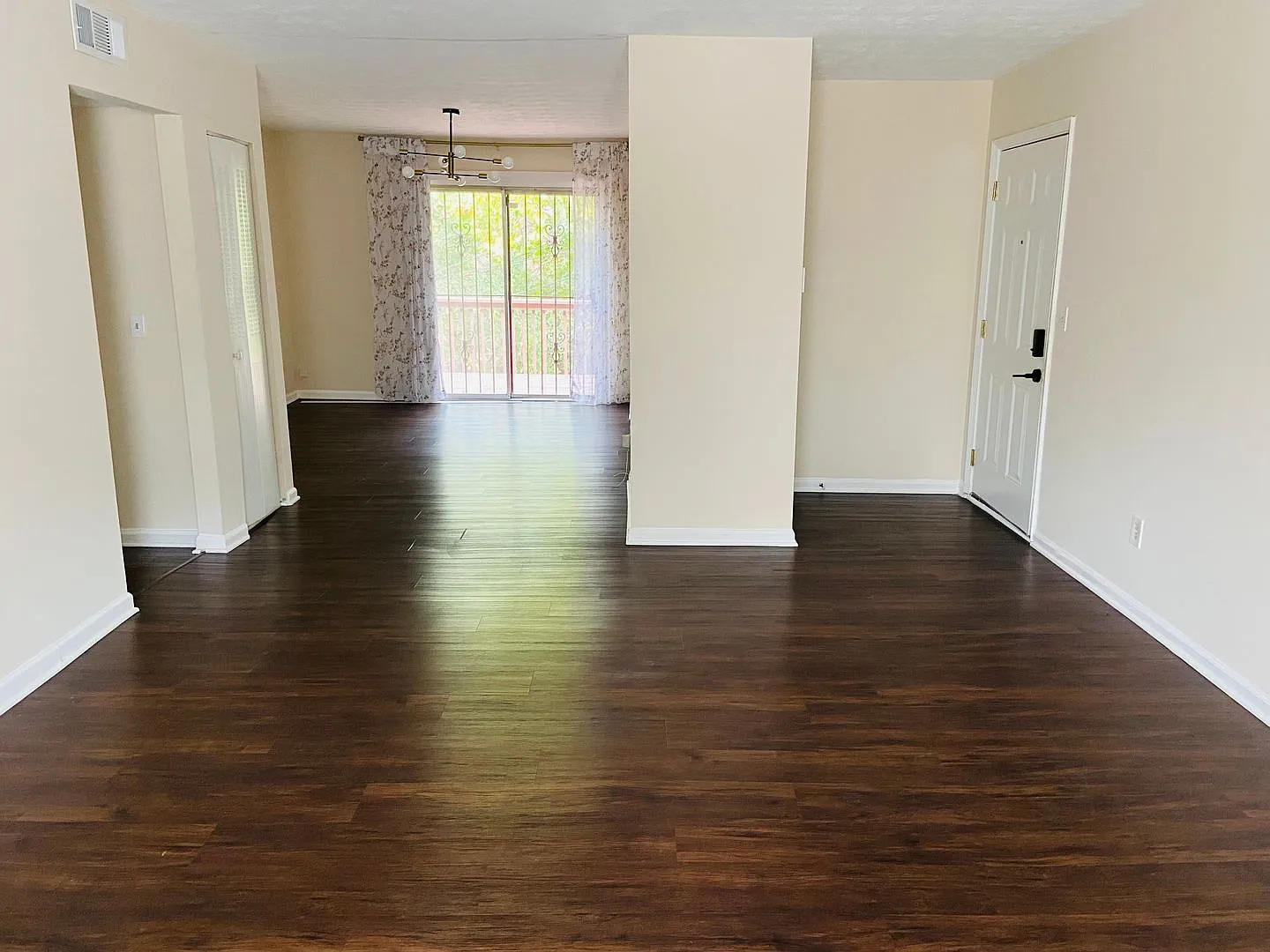 3 bedrooms /2 bath Condo Available Now — Photo 3