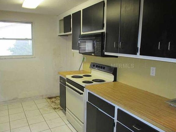 3rd image of 10201 Oleander Dr