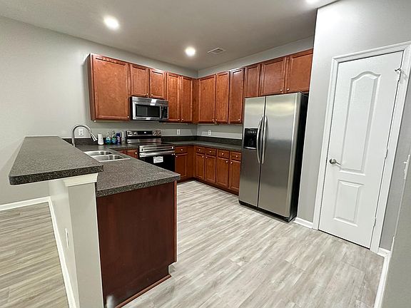 5th image of 912 Southmoor Dr Unit 203