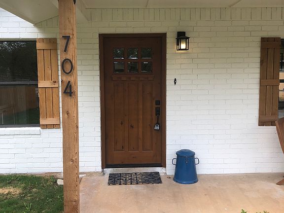 4th image of 704 Bell St