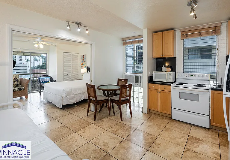 240 Liliuokalani Ave #402 — Photo 1