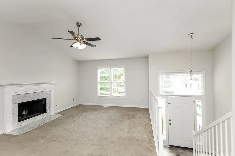 3 bed, 2.0 bath, 1184 sqft, $2,640 — Photo 4