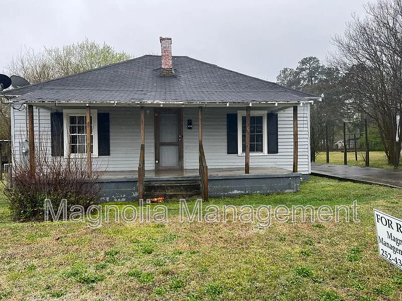 3 bed, 1.0 bath, $1,095 — Photo 1