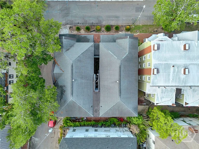 114 W Waldburg St — Photo 48
