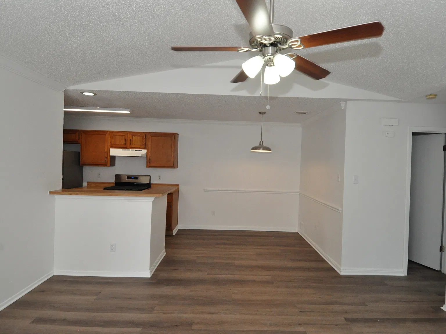 3 bed, 990 sqft, $1,400 — Photo 3