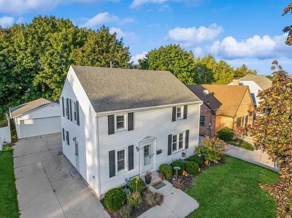 1118 Fairmont Ln, Manitowoc, WI 54220