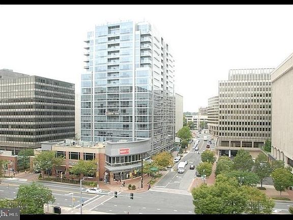 3rd image of 1805 Crystal Dr APT 1017S