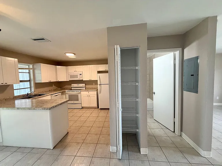 712 SW 3rd Ct — Photo 9