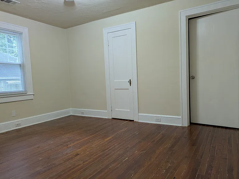 733 Augusta Pl SE — Photo 3