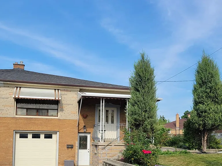 64 Watney Cres #LOWER — Photo 2