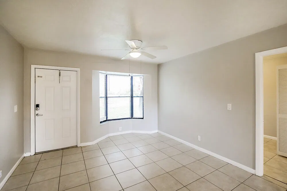 3 bed, 2.0 bath, 1099 sqft, $2,585 — Photo 4
