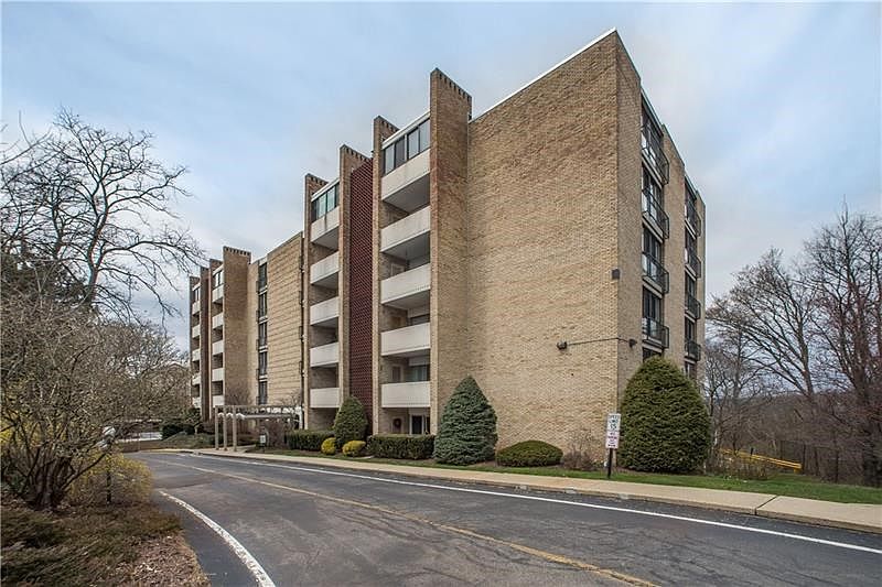 Welcome to the beautiful, amenity-filled community of Chanticleer.  Located in the South Hills of Pittsburgh, the owners enjoy t
