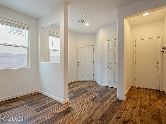 5th image of 1025 Pebble Lake St