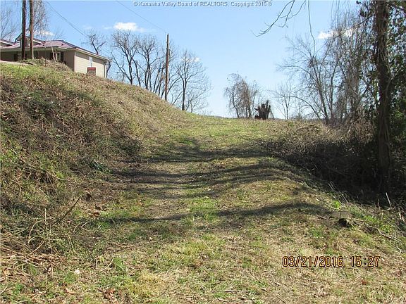 3rd image of 1200 Woodland Dr