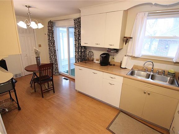 3rd image of 107 Jasper Dr