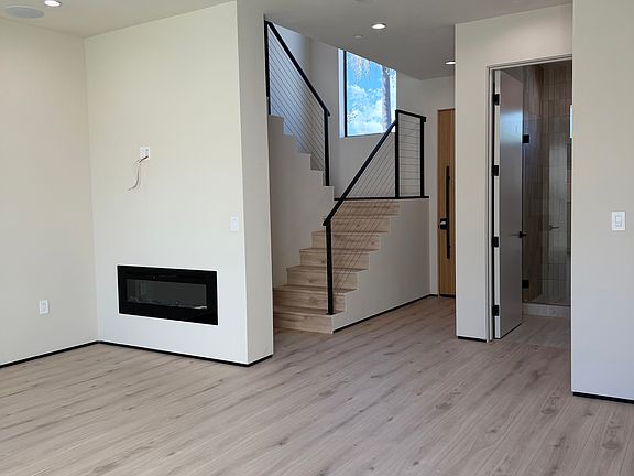 5th image of 5656 Mammoth Ave