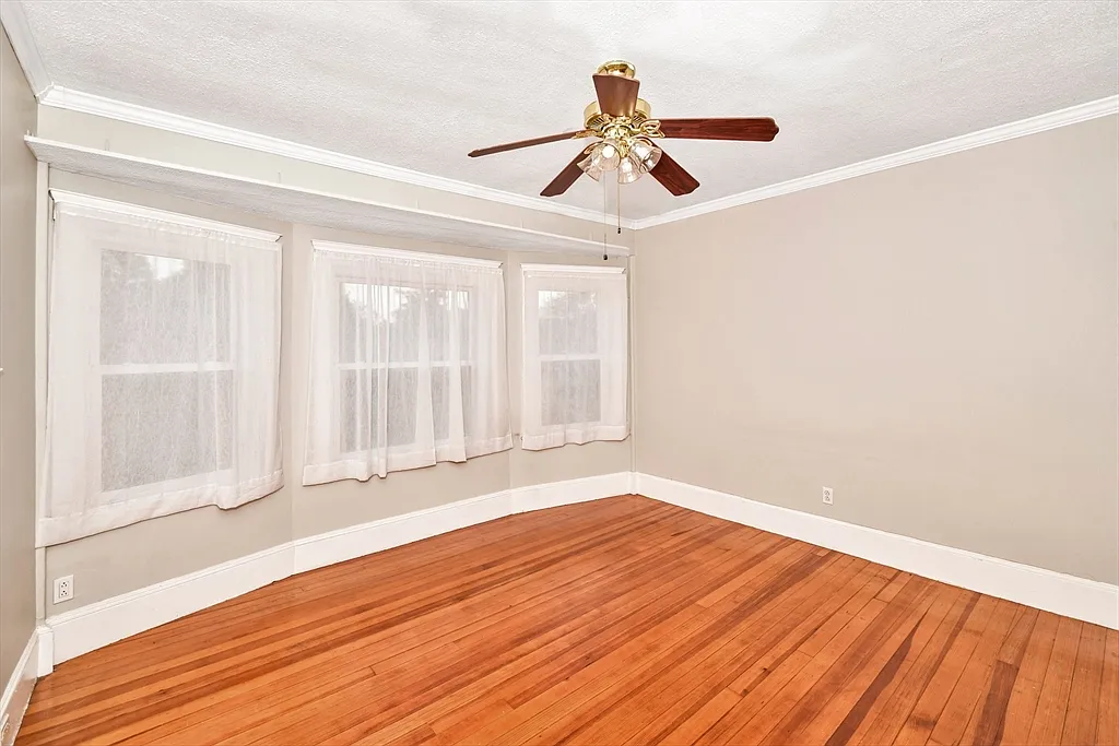 2 bed, 1.0 bath, 1300 sqft, $3,200 — Photo 3