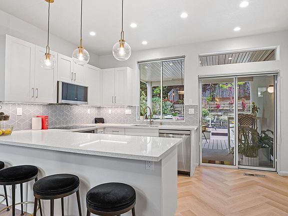 3rd image of 1912 Viewpointe Circle