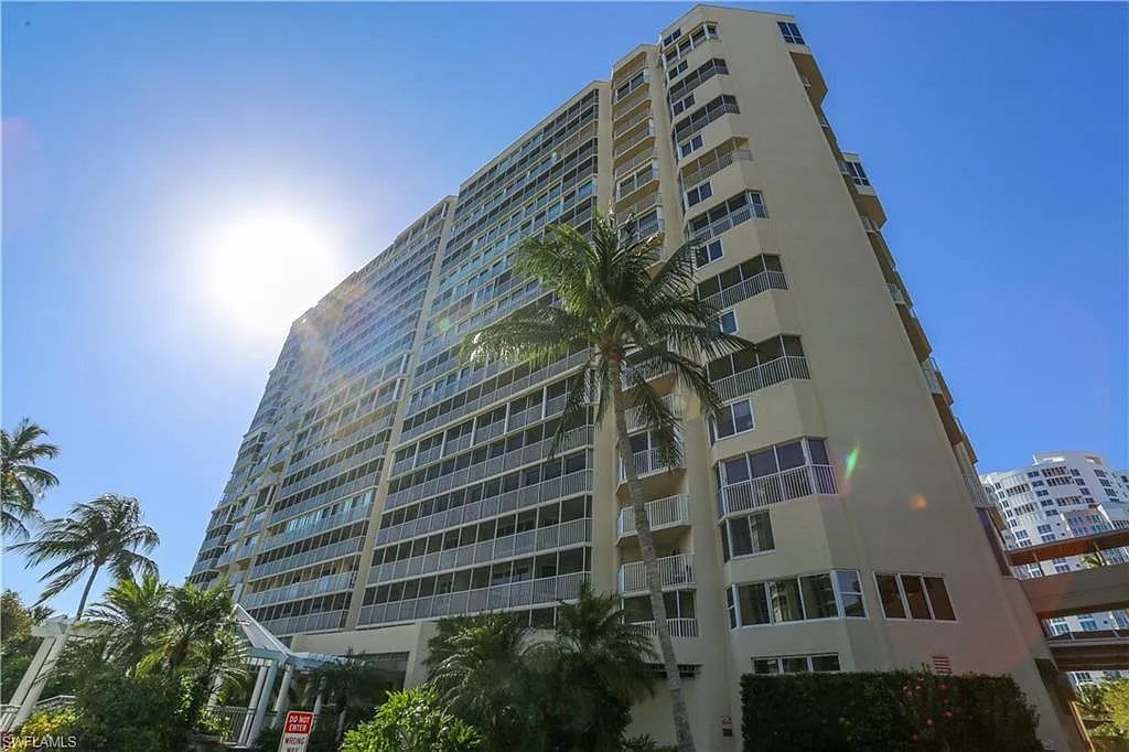 2 bed, 2.0 bath, 1735 sqft, $12,000 — Photo 2