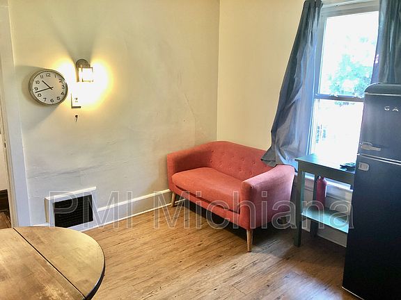 3rd image of 1022 Woodward Ave