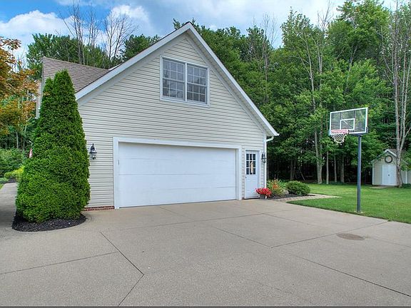 2nd image of 9487 Airlane Dr