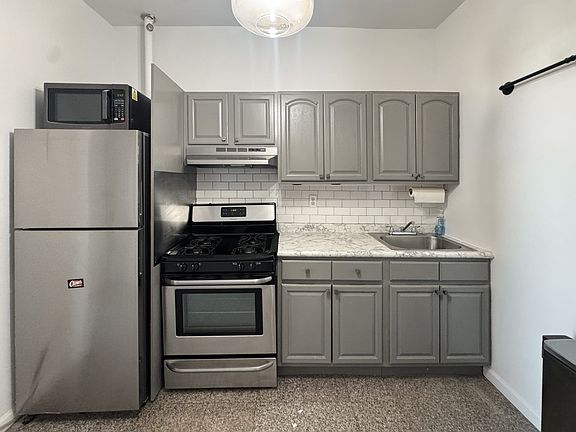 5th image of 955 Grand St APT 3R