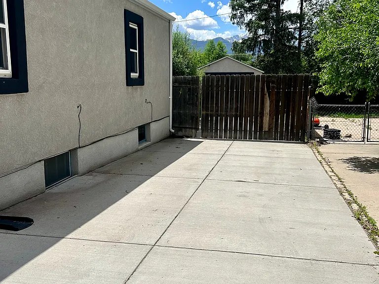 724 N Logan Ave — Photo 8